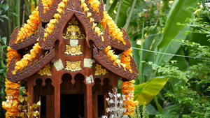 木制微型守护神屋小佛寺圣地五颜六色的花环16秒视频