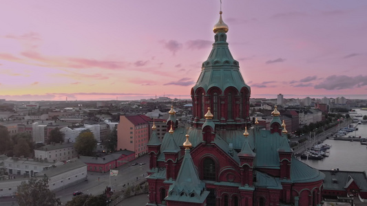 黄昏的教堂空中视图视频