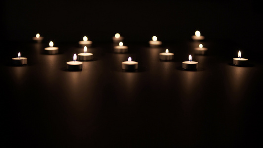 黑暗中的蜡烛视频