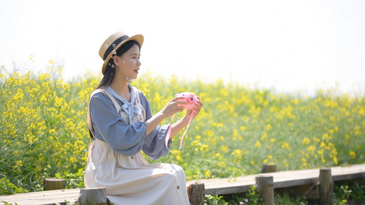 4k油菜花海的少女视频