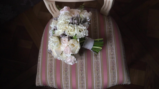 白玫瑰和粉红玫瑰的新娘花束视频