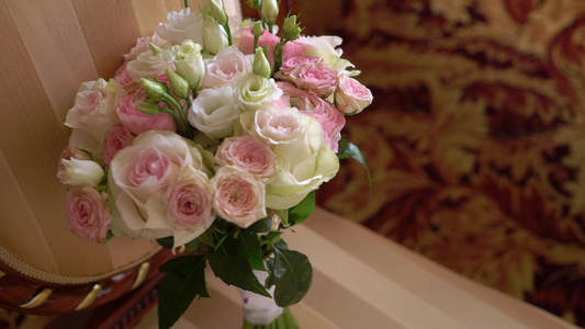 白玫瑰和粉红玫瑰的新娘花束视频