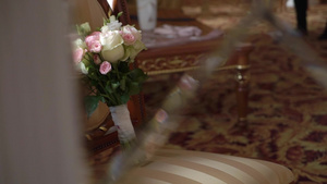 白玫瑰和粉红玫瑰的新娘花束6秒视频