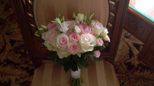 白玫瑰和粉红玫瑰的新娘花束9秒视频