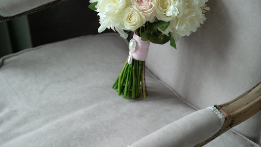 带粉红和白玫瑰的新娘婚礼花束视频