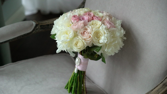 带粉红和白玫瑰的新娘婚礼花束视频