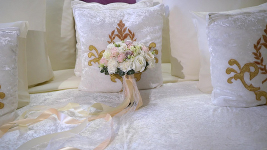 带白玫瑰的婚礼花束和卧室中的鲜花视频