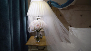 卧室中的白玫瑰花束和新娘面纱6秒视频