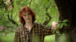 长着红色头发的年轻人在花园里一个浪漫的形象16秒视频