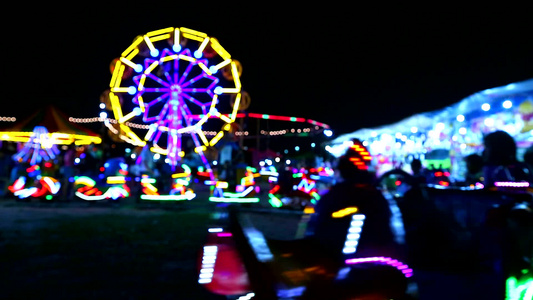夜间市场博览会1火车的木轮雪轮和亮光1视频