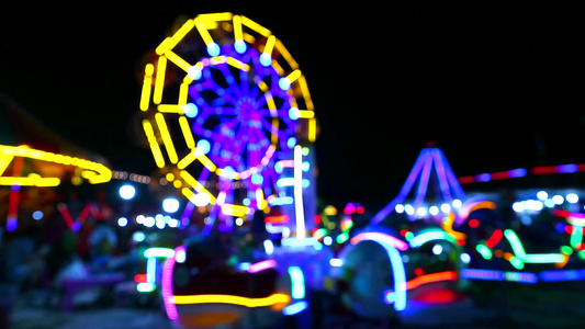 夜间市场博览会的焦耳雪轮和滚鸣亮光视频