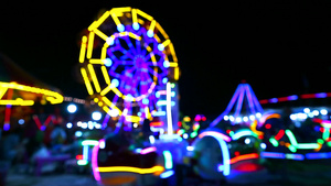 夜间市场博览会的焦耳雪轮和滚鸣亮光31秒视频