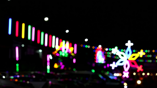 夜间市场集市停车场的模糊灯光滚动和环影车视频