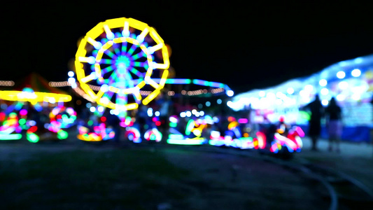 夜市集的火车小灯轮子和彩虹灯视频