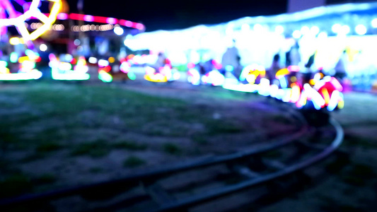 夜市的火车闪亮彩色明灯视频