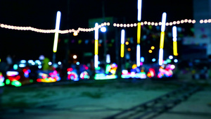 夜市火车的模糊彩色亮光33秒视频