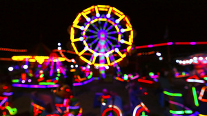 在市集主题公园的夜晚模糊的发酵轮和滚动亮光21秒视频