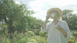 在花园里喝茶的老年女性17秒视频