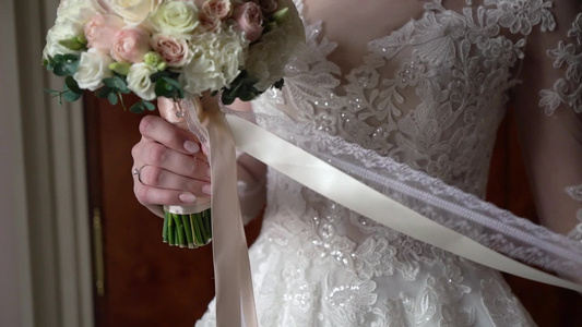 以白玫瑰的花束为新娘视频