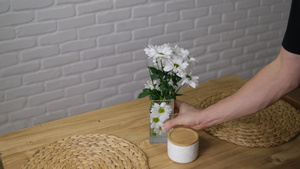 放在桌子上装饰用的花瓶和鲜花9秒视频