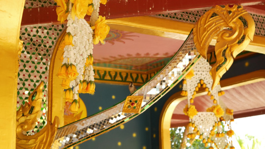 东方建筑的花卉装饰泰国阳光明媚的日子里挂在佛教寺庙视频