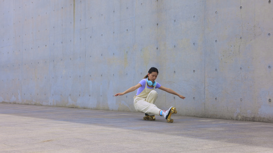 年轻女孩在空地上练习轮滑[二十多岁]视频