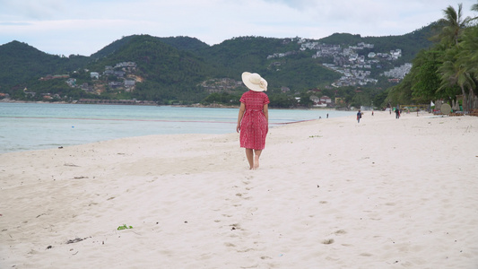 中年女性在沙文海滩放松在泰国河畔高原kohsamui视频