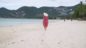 中年女性在海滩散步30秒视频