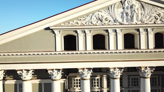 宫殿和屋顶雕像的视野视频