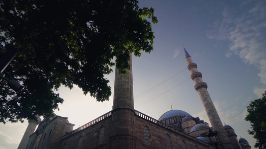 通往土耳其伊斯坦布尔苏丹清真寺庭院视频