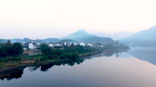 航拍晨雾中的安徽4A景区桃花潭名胜风景区视频视频