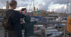 前往的港口时有女人和儿子在拍照11秒视频