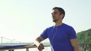 快乐的英俊男人在锻炼后喜欢听户外音乐8秒视频