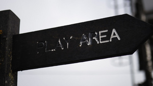 指向通往玩耍区的道路的指示牌5秒视频
