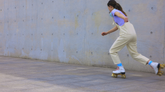 年轻女孩在空地上充满活力的滑轮滑视频