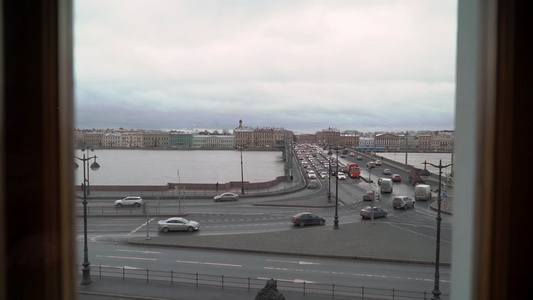 在俄罗斯城市景色中的圣彼得斯堡从内河和大桥看视频