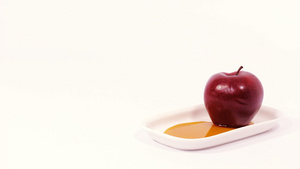 白色盘子上的红苹果白底的蜂蜜被孤立10秒视频