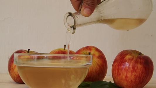 从瓶子里掉下来的苹果苹果苹果醋醋视频