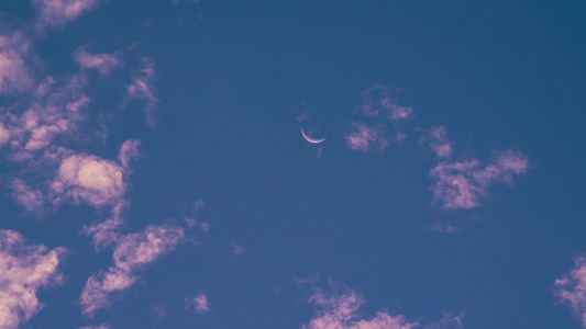 长焦拍摄峨嵋月在云朵中穿梭延时摄影视频