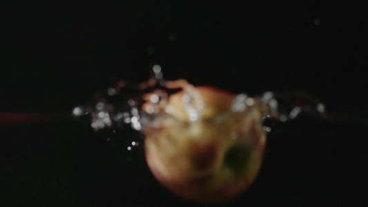 苹果掉入水中慢动视频