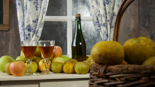 移动相机滑块显示瓶和苹果酒杯在质朴的房子里视频