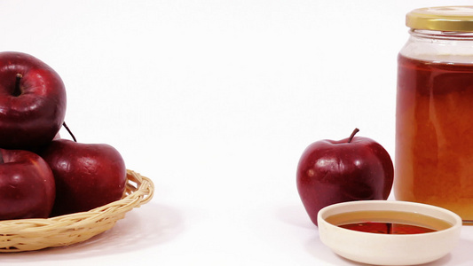 白背景上孤立的蜂蜜和一碗蜂蜜包括苹果红苹果和罐子蜂蜜视频