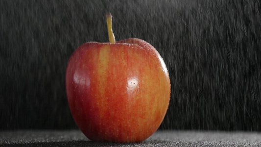 由细雨旋转的美丽红苹果视频