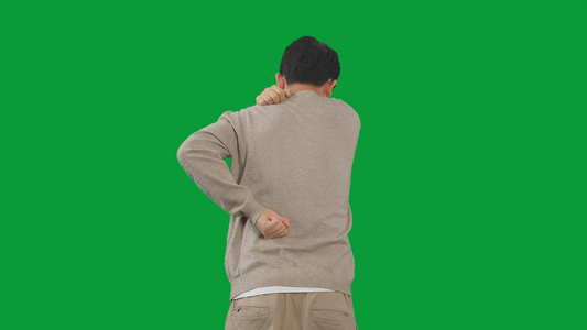 4K绿幕后视男性活动缓解腰部与肩膀疼痛视频