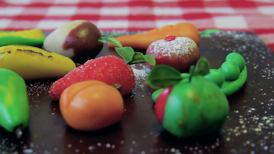 将马zipan水果放在一张桌子上的木棕色板上视频
