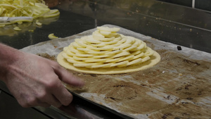 准备苹果蛋糕的糕饼18秒视频
