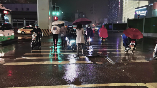 4K合集下雨天交通路口行人和电单车实拍视频视频