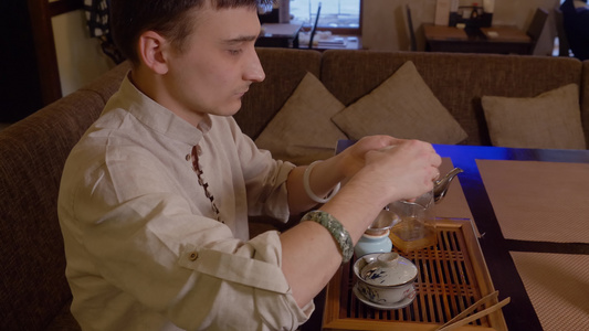 根据日本传统和闻闻口香味准备的茶叶茶主尝茶视频