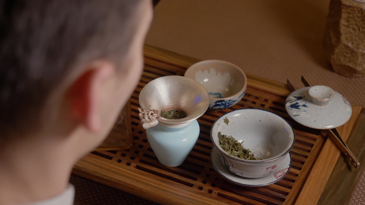 茶主将热水从酒壶倒到盖万热杯蒸汽绿茶视频