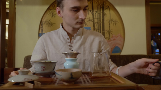 茶叶师傅倒热水在中国的仪式上加茶视频